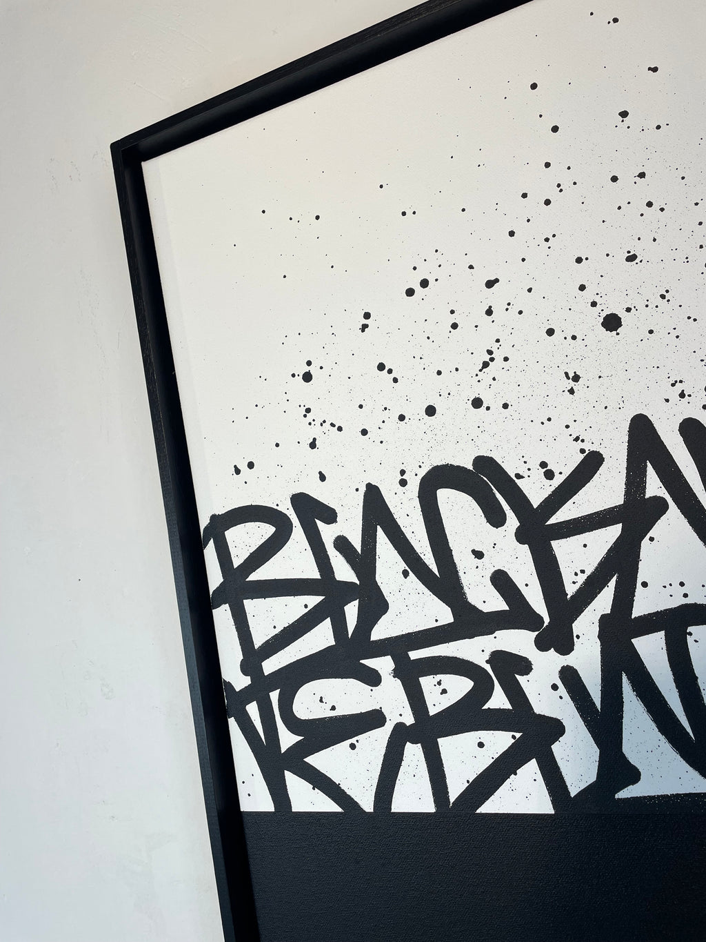 Black and White 220€