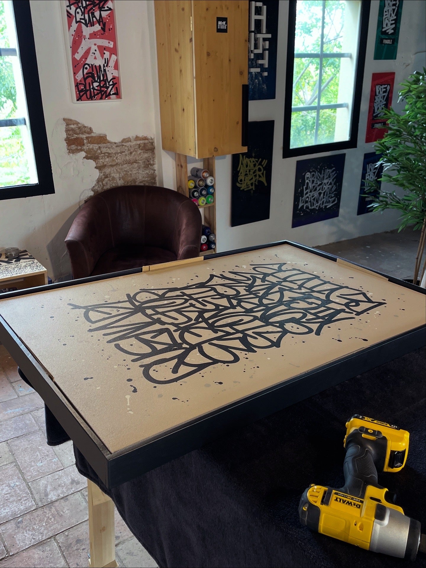 Live Without Distortion 320€